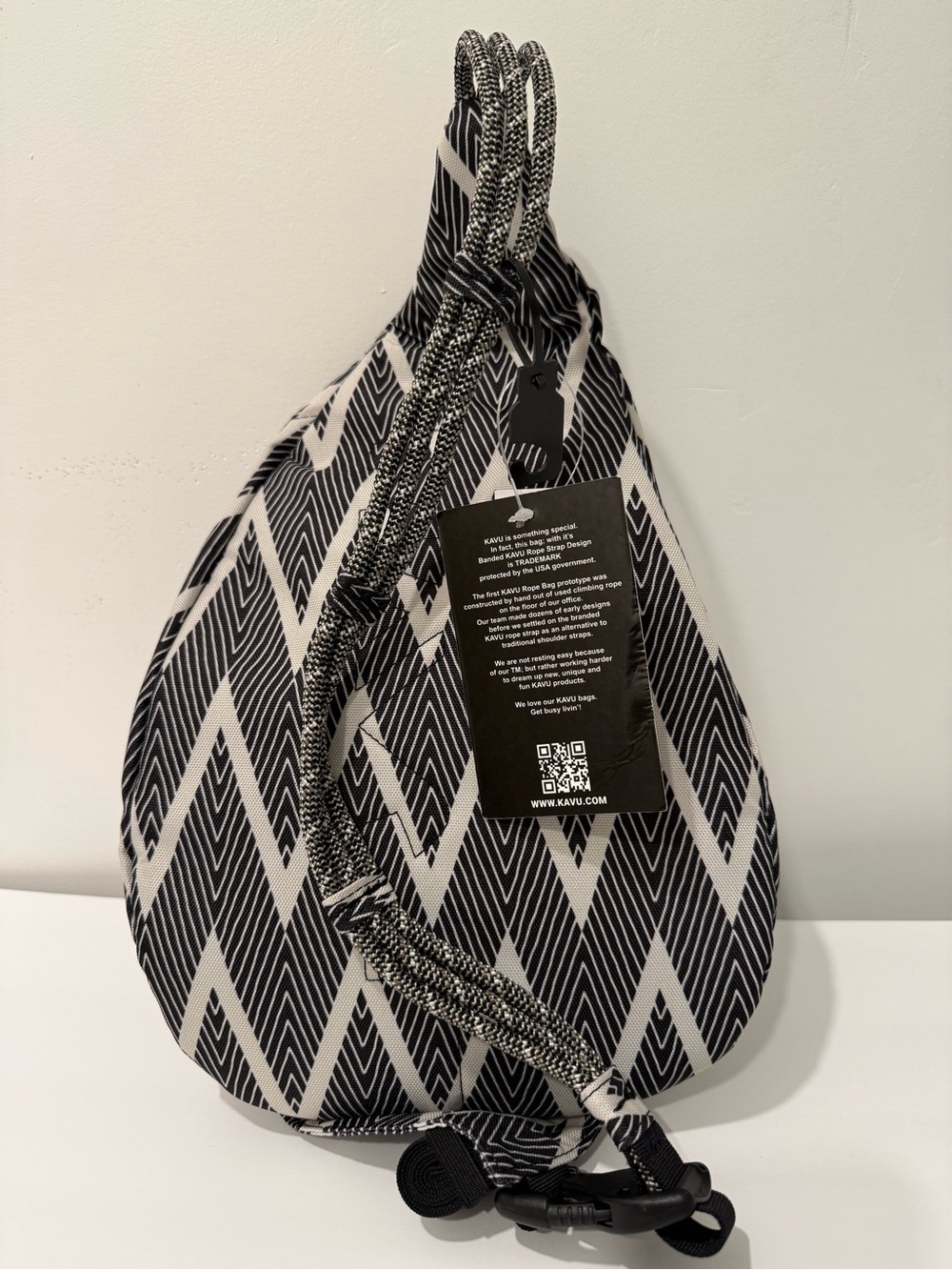 Kavu Mini Rope Sling Black White Zig Zag - 2 Side Pockets + Front Cell Pockets - Picture 4 of 6